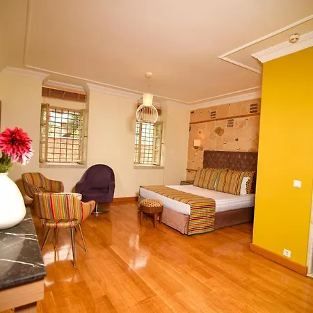 Colorful Flat Near Hadrian's Gate *