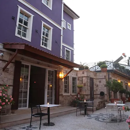 Colorful Flat Near Hadrian's Gate