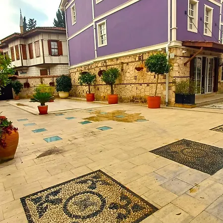 Colorful Flat Near Hadrian's Gate